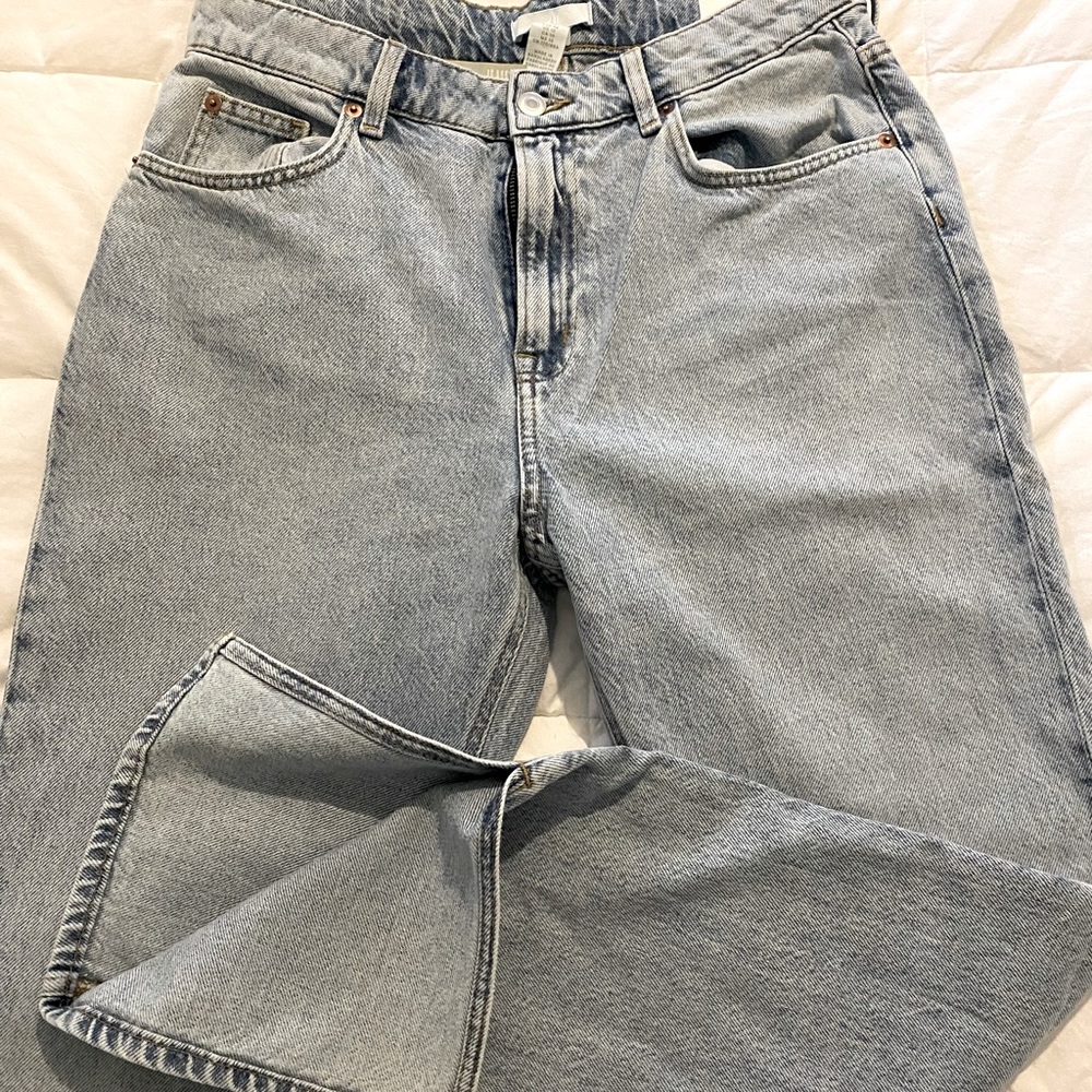New with tags! Straight night wasted distressed wash light jeans with slit